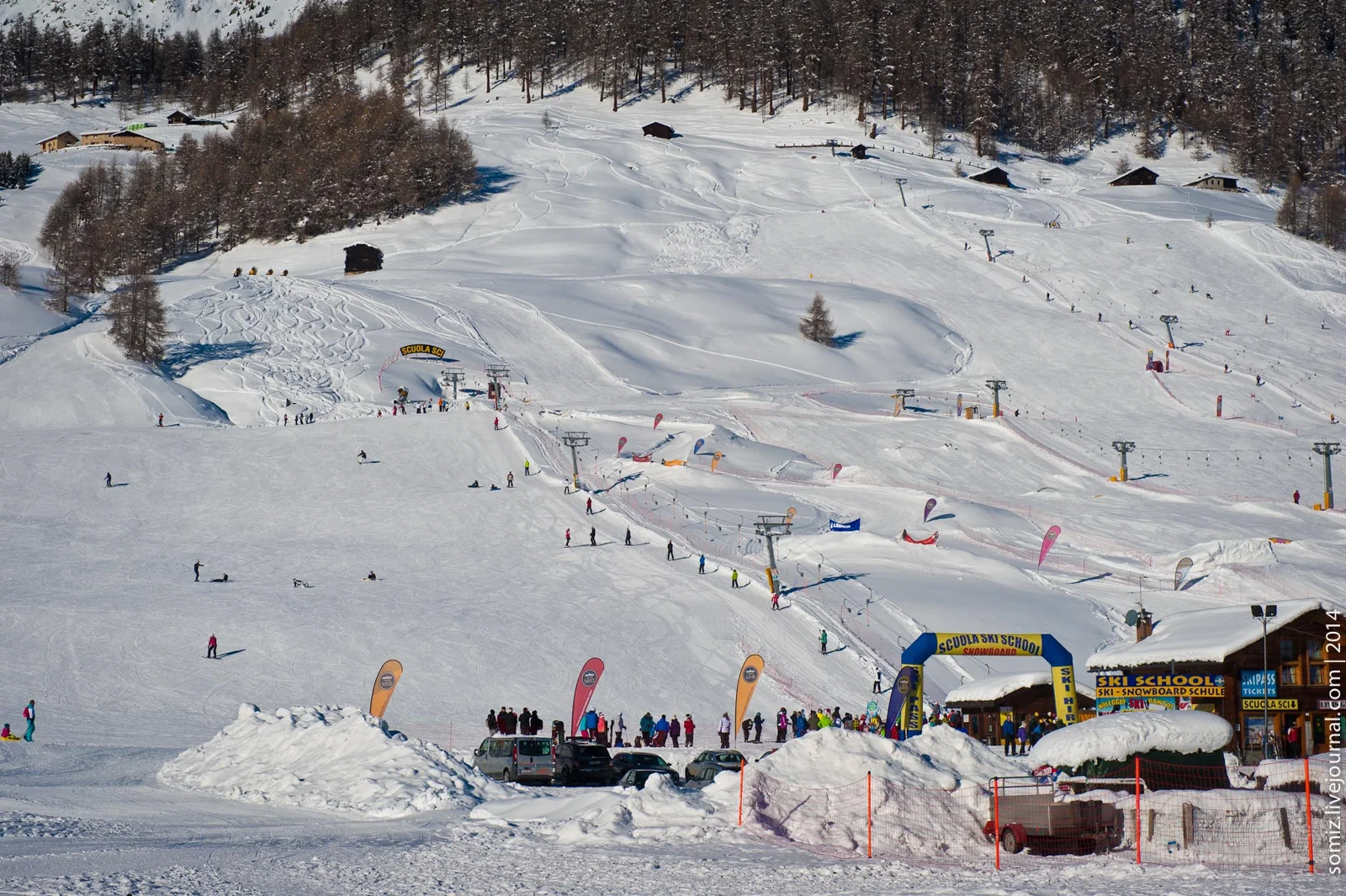 Pista innevata e sciatori a Livigno