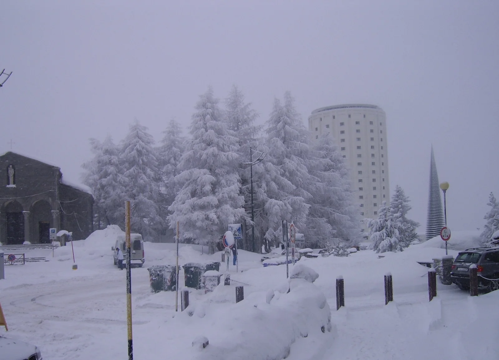 Centro di Sestriere coperto di neve con edifici e alberi
